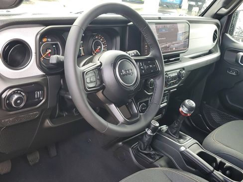 Used 2025 Jeep Wrangler Unlimited Sport AWD/4WD image 15