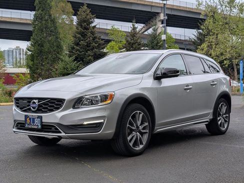 Used 2018 Volvo V60 T5 Cross Country Platinum image 3