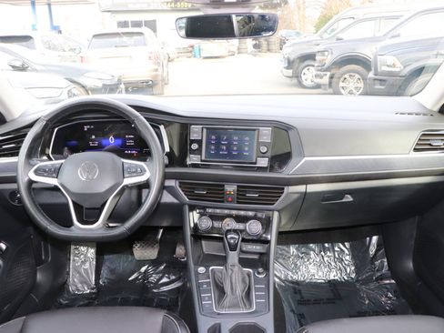 Used 2024 Volkswagen Jetta SE image 16
