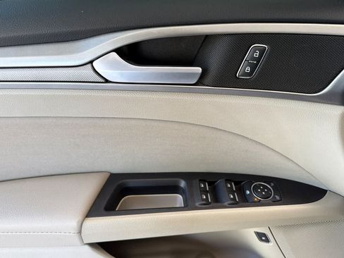 Used 2020 Ford Fusion SE FWD image 12