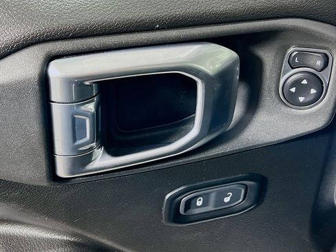 Used 2024 Jeep Wrangler Unlimited AWD/4WD image 16