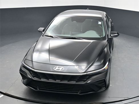 Certified 2025 Hyundai Elantra Sport image 9