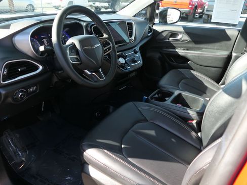Used 2025 Chrysler Pacifica Select FWD image 9