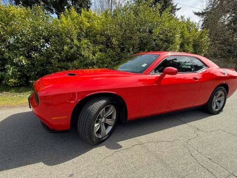 Used 2019 Dodge Challenger SXT RWD image 12