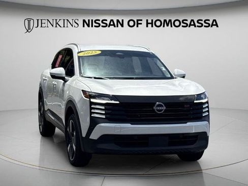 Certified 2025 Nissan Kicks SR FWD image 2