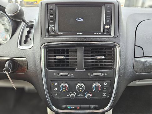 Used 2019 Dodge Grand Caravan SE w/ UConnect Hands-Free Group image 33