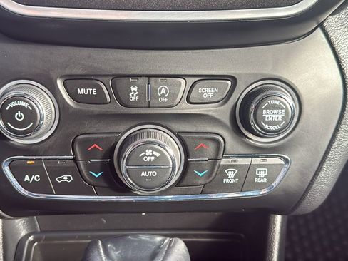 Used 2019 Jeep Cherokee Trailhawk w/ Cold Weather Group image 24