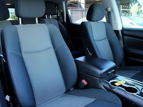 Used 2019 Nissan Pathfinder S image 22