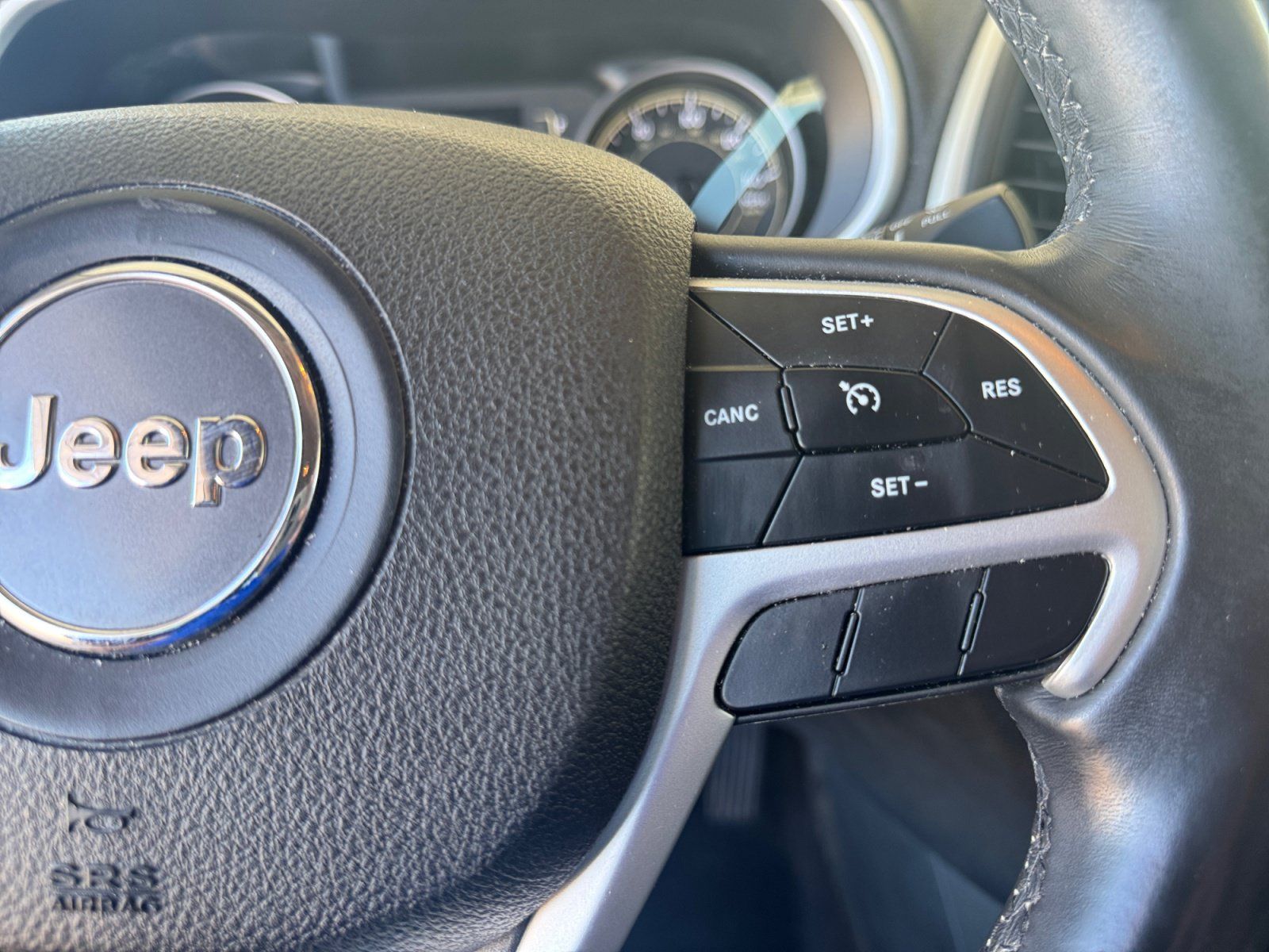 Used 2018 Jeep Cherokee Latitude Plus w/ Comfort/Convenience Group FWD image 17
