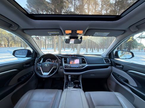 Used 2019 Toyota Highlander Limited Platinum image 2