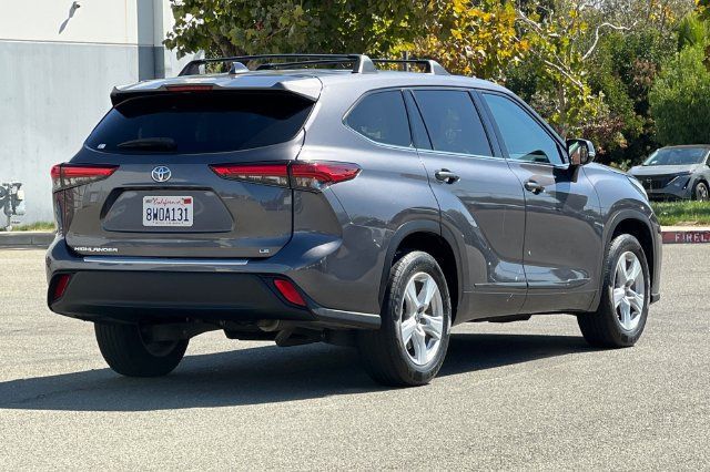 Used 2021 Toyota Highlander LE FWD image 4