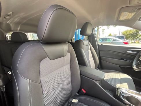 Used 2025 Chevrolet Trax LT FWD image 11