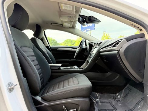 Used 2019 Ford Fusion SE FWD image 19