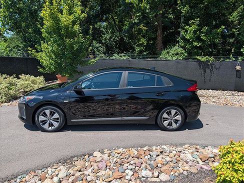 Used 2019 Hyundai Ioniq Plug-In Hybrid FWD image 2