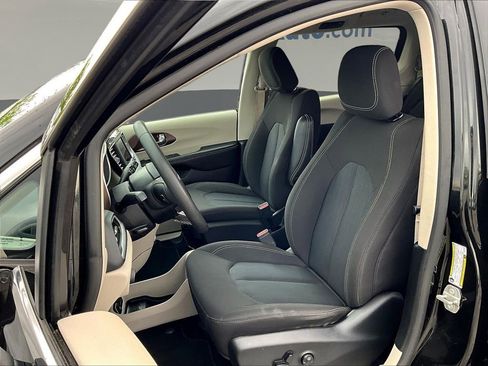Used 2023 Chrysler Voyager LX FWD image 19