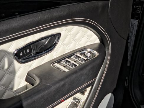 Used 2021 Bentley Bentayga AWD/4WD image 48