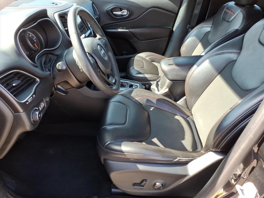 Used 2022 Jeep Cherokee Trailhawk w/ Comfort/Convenience Group AWD/4WD image 12