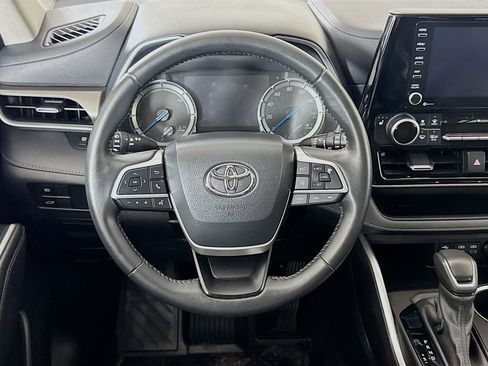 Used 2022 Toyota Highlander XLE image 4