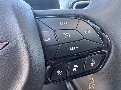Used 2025 Chrysler Pacifica Limited FWD image 34