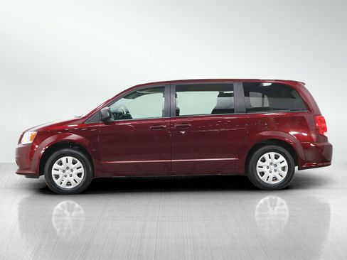 Used 2018 Dodge Grand Caravan SE FWD image 2