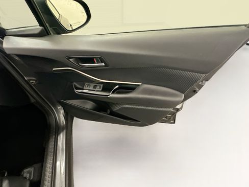 Used 2019 Toyota C-HR XLE FWD image 32
