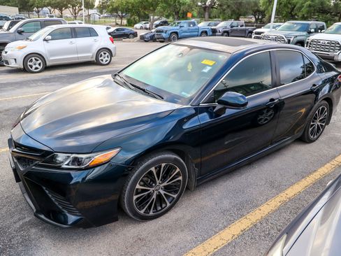Used 2020 Toyota Camry SE FWD image 3
