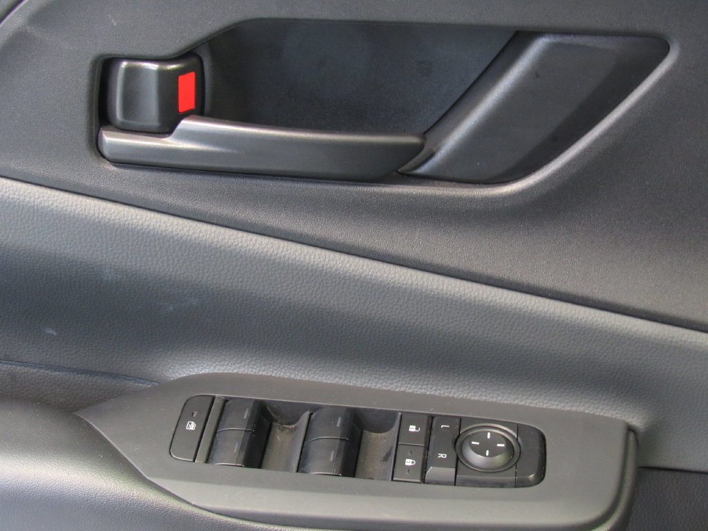 Certified 2025 Toyota Prius LE FWD image 31