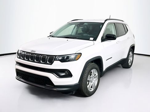Used 2022 Jeep Compass Latitude FWD image 3