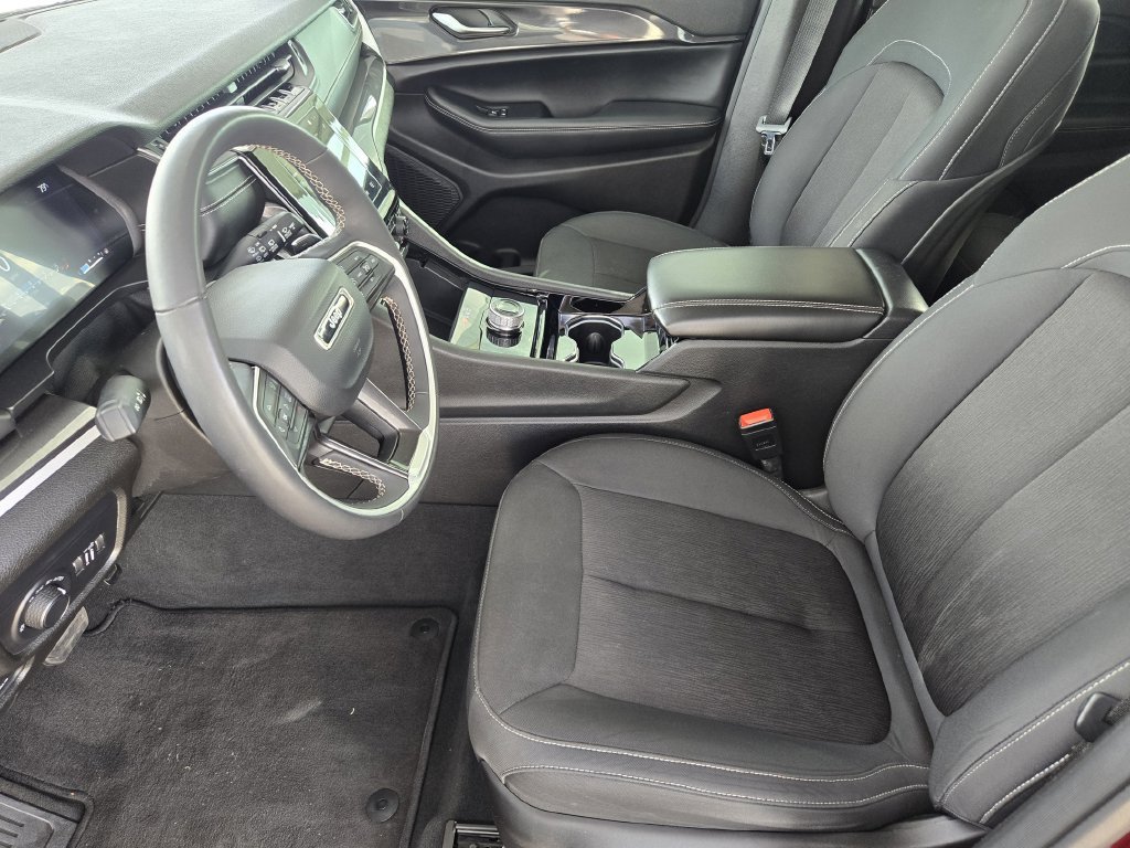 Used 2023 Jeep Grand Cherokee Laredo w/ Luxury Tech Group I AWD/4WD image 15