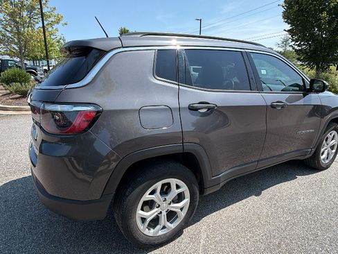 Used 2024 Jeep Compass Latitude AWD/4WD image 8