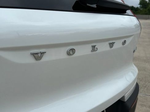 Certified 2025 Volvo XC40 B5 Plus AWD/4WD image 37