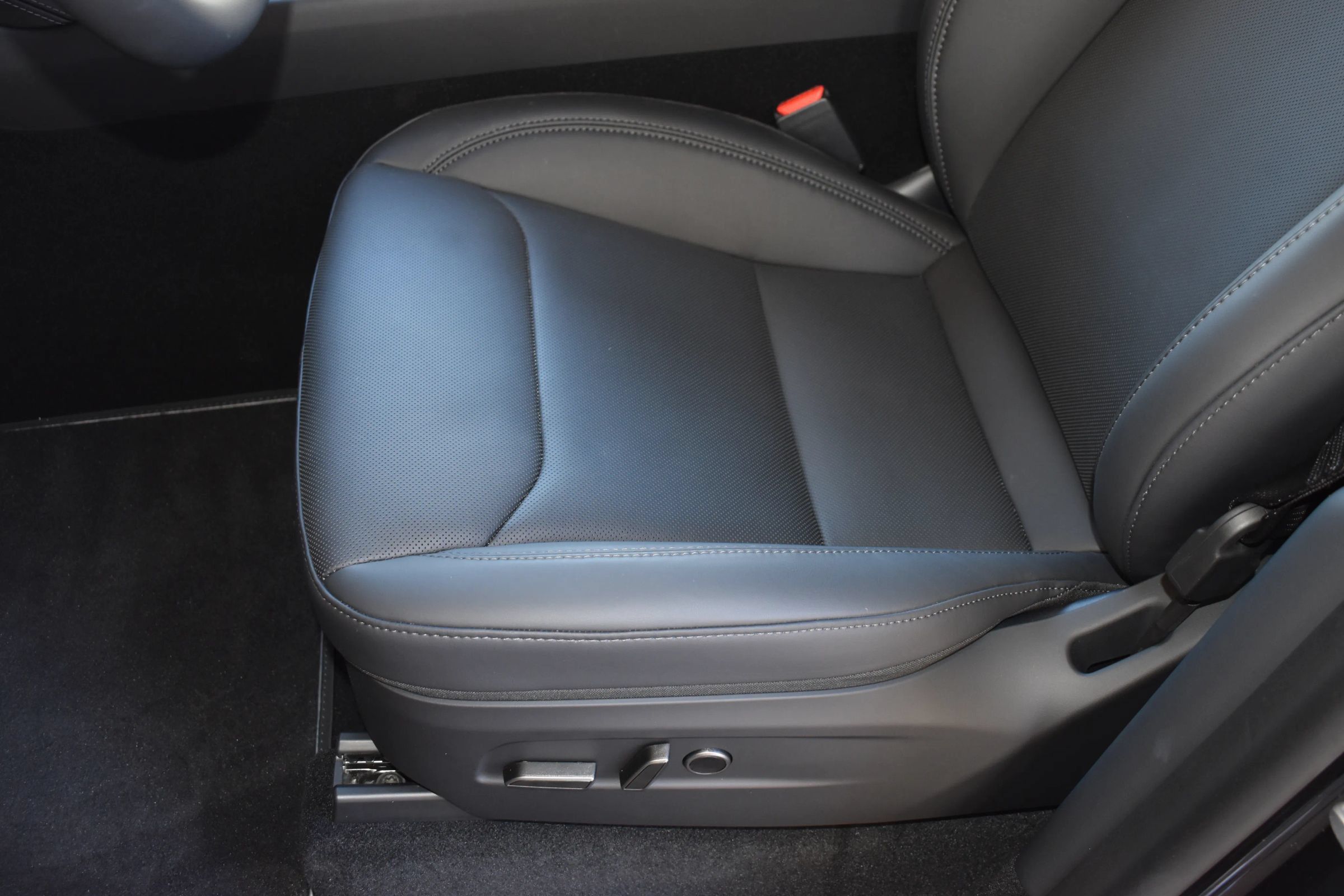 Used 2026 Tesla Model Y 2WD image 10