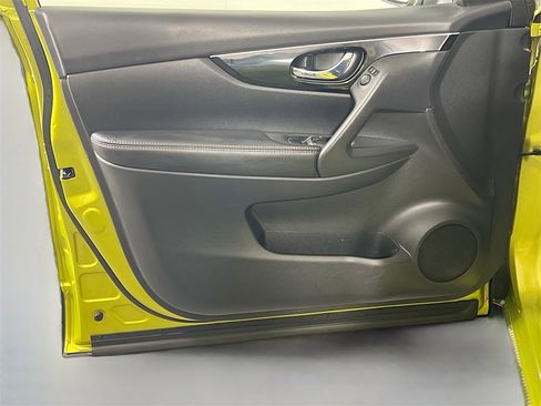 Used 2017 Nissan Rogue Sport SL w/ SL Premium Package image 18