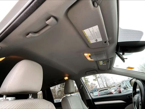 Used 2018 Toyota Highlander LE w/ Carpet Mat Package (TMS) image 25