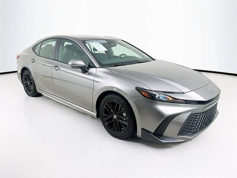 Used 2025 Toyota Camry SE image 29