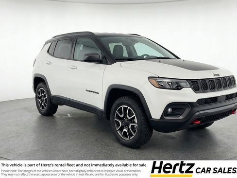 Used 2025 Jeep Compass Trailhawk AWD/4WD image 1