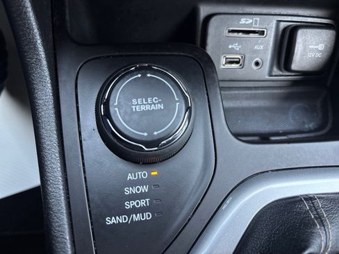 Used 2017 Jeep Cherokee Latitude w/ Comfort/Convenience Group image 36