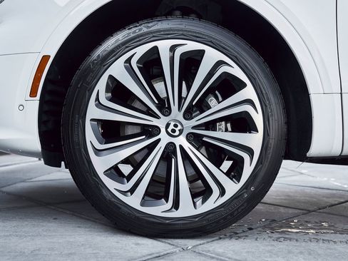 Used 2022 Bentley Bentayga image 3