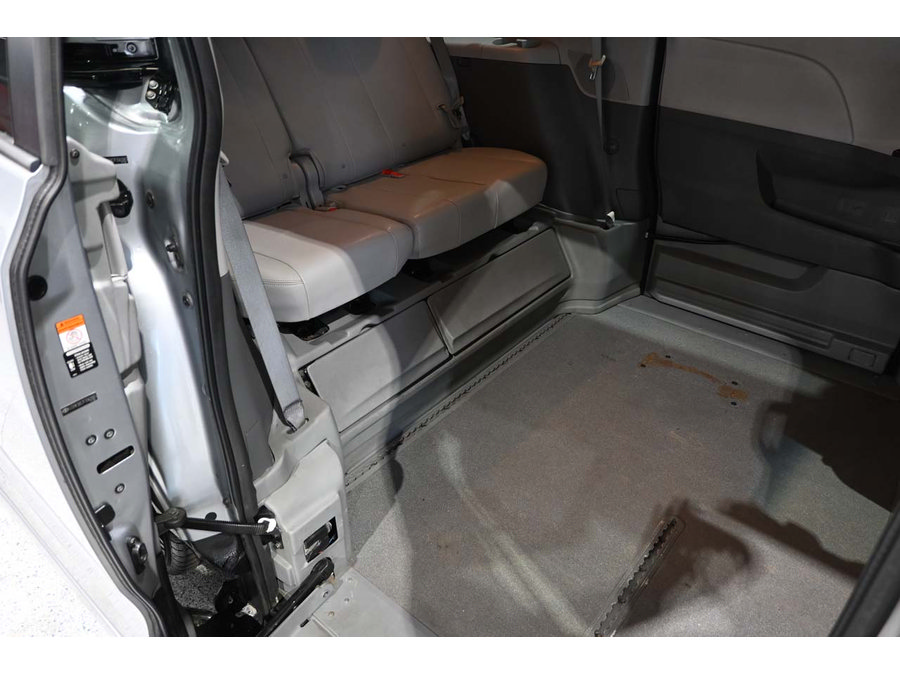 Used 2015 Toyota Sienna XLE w/ XLE Navigation Package FWD image 18