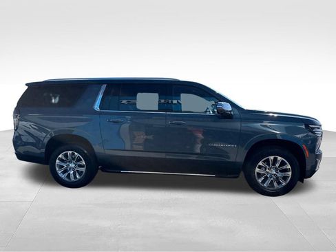 Used 2025 Chevrolet Suburban Premier AWD/4WD image 7