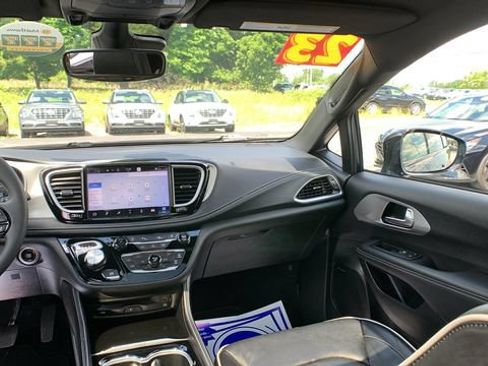 Used 2023 Chrysler Pacifica Limited w/ Uconnect Theater Family Group AWD/4WD image 21