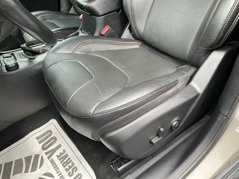 Used 2021 Jeep Cherokee Trailhawk w/ Premium Leather Package AWD/4WD image 21