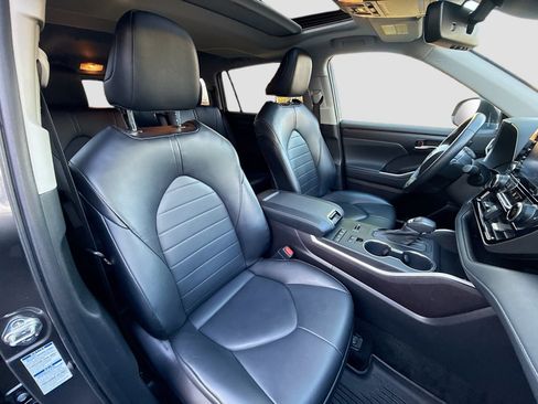 Used 2022 Toyota Highlander XLE image 29