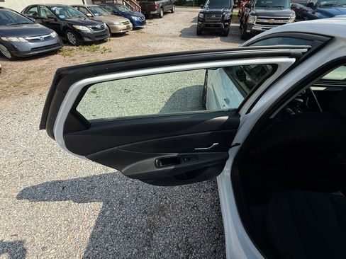 Used 2021 Hyundai Elantra SEL FWD image 29