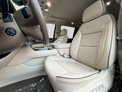Used 2022 GMC Yukon XL Denali w/ Advanced Technology Package AWD/4WD image 13