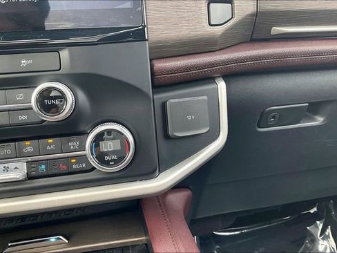Used 2023 Ford Expedition Limited AWD/4WD image 32