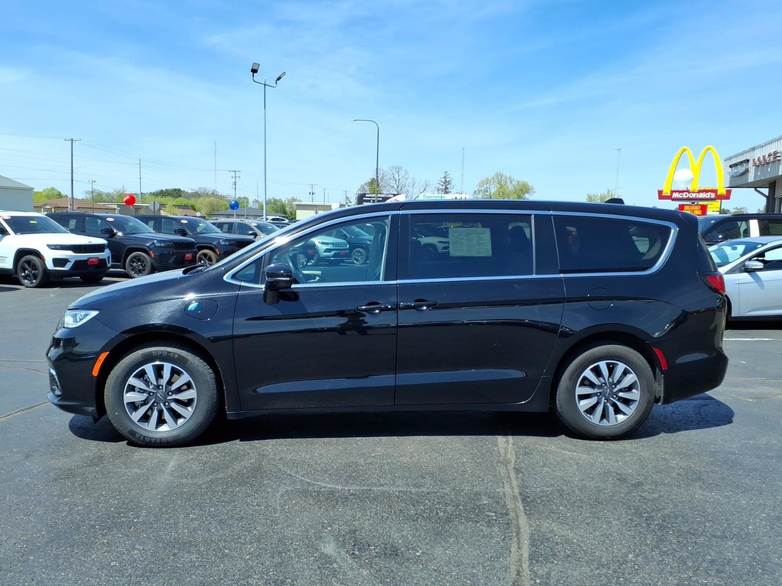 Used 2024 Chrysler Pacifica Limited FWD image 7