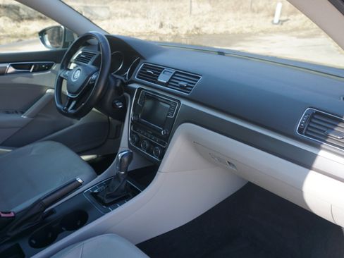 Used 2018 Volkswagen Passat 2.0T R-Line image 12