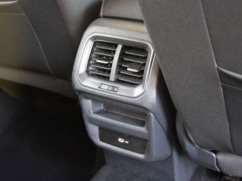 Used 2025 Volkswagen Taos SE AWD/4WD image 30