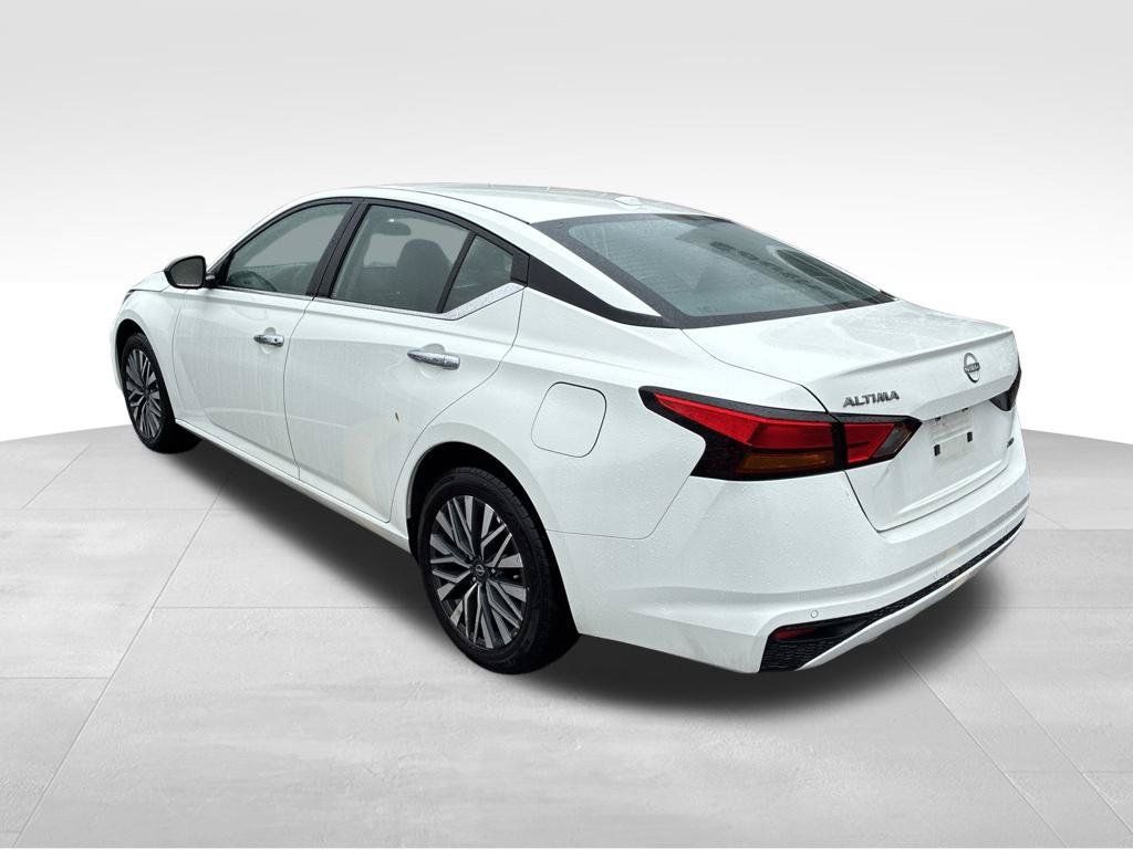 Used 2025 Nissan Altima 2.5 SV AWD/4WD image 3